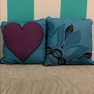 Set of two pillows